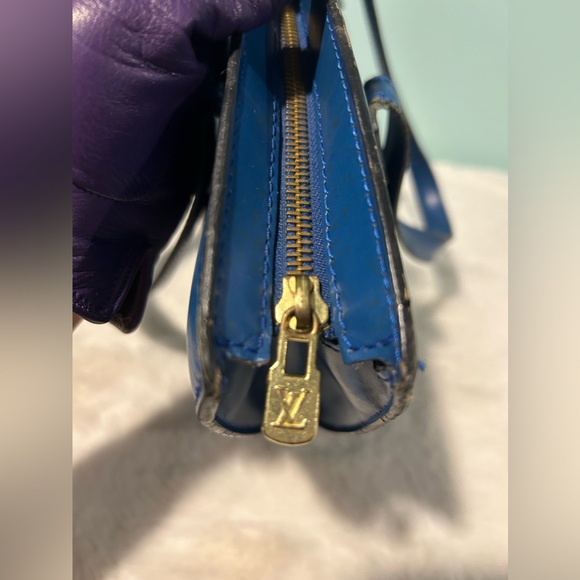LOUIS VUITTON St. Jacque in Epi Blue Leather. Authentic & Pre-owned. - Picture 8 of 11